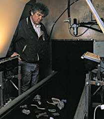 Metallilajittelun konen�k�j�rjestelm�st�; eri metallit tunnistetaan niiden v�rin ja muodon perusteella. Kuvassa tuotantop��llikk� Lasse Pohjankoski Kuusakoski Oy:lt�.
